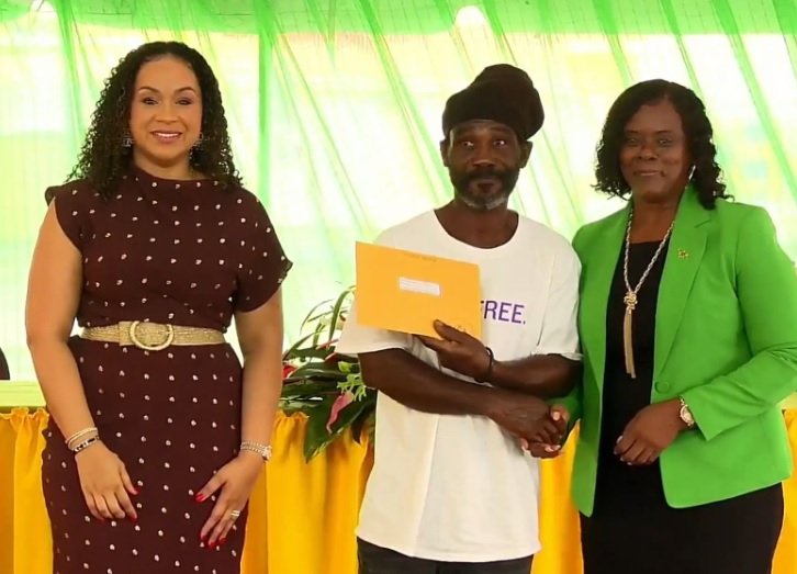 डॉमिनिकाच्या गृहनिर्माण पुनर्प्राप्ती प्रकल्पांतर्गत 69 कुटुंबांना नवीन घरे मिळाली; रॉबर्ट्सने कार्यक्रमाचा बचाव केला