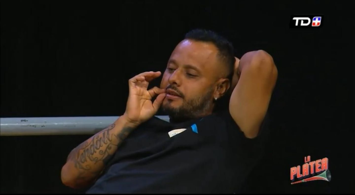 ॲलन अलेमन कार्लोस कॅस्ट्रो आणि सर्व अलाजुएलनेस अनुयायांची थट्टा करत हसत रडले.