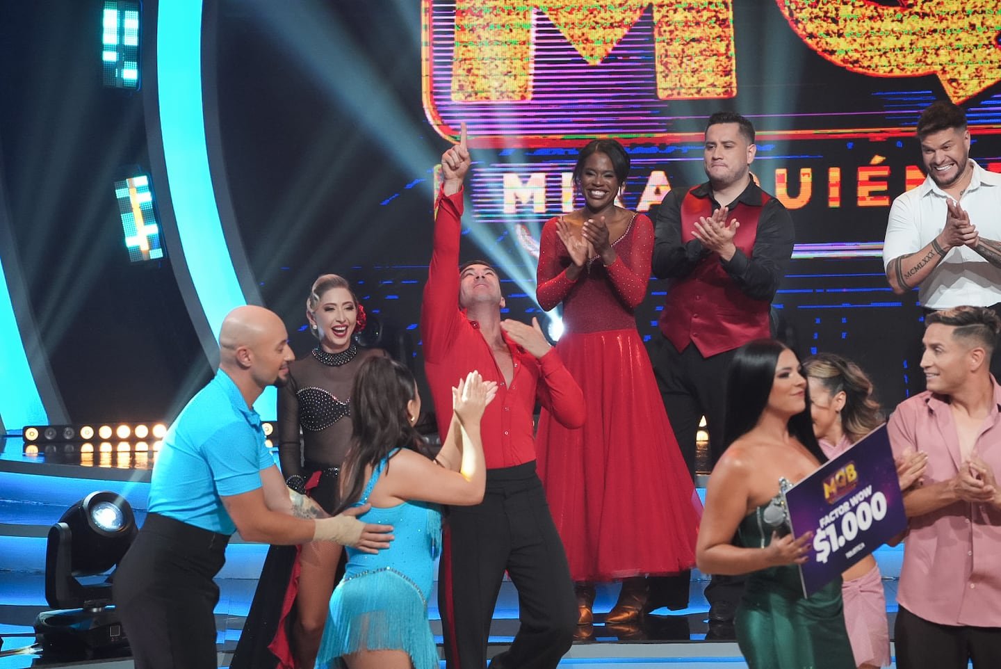 लुक हू इज डान्सिंगवर ड्रेसिंग रूममध्ये कॅथरीन कॅम्पबेल आणि केनेथ गोन्झालेझ यांच्यात काय झाले?