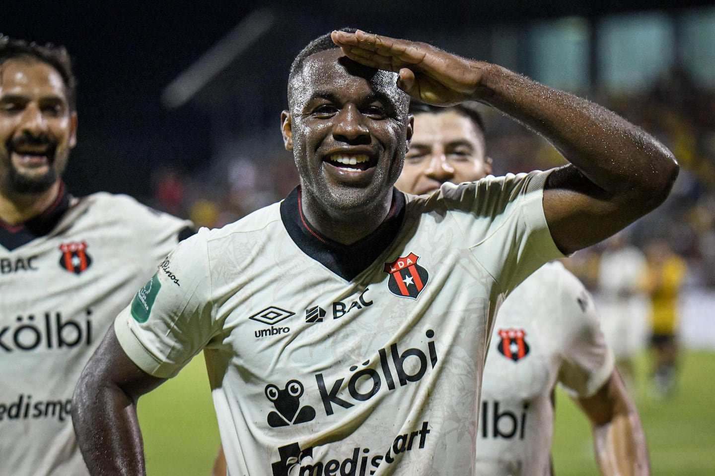 जोएल कॅम्पबेल लायबेरियाविरुद्ध दुहेरीसह चमकला आणि राष्ट्रीय संघासाठी त्याचे हात पूर्ण झाले