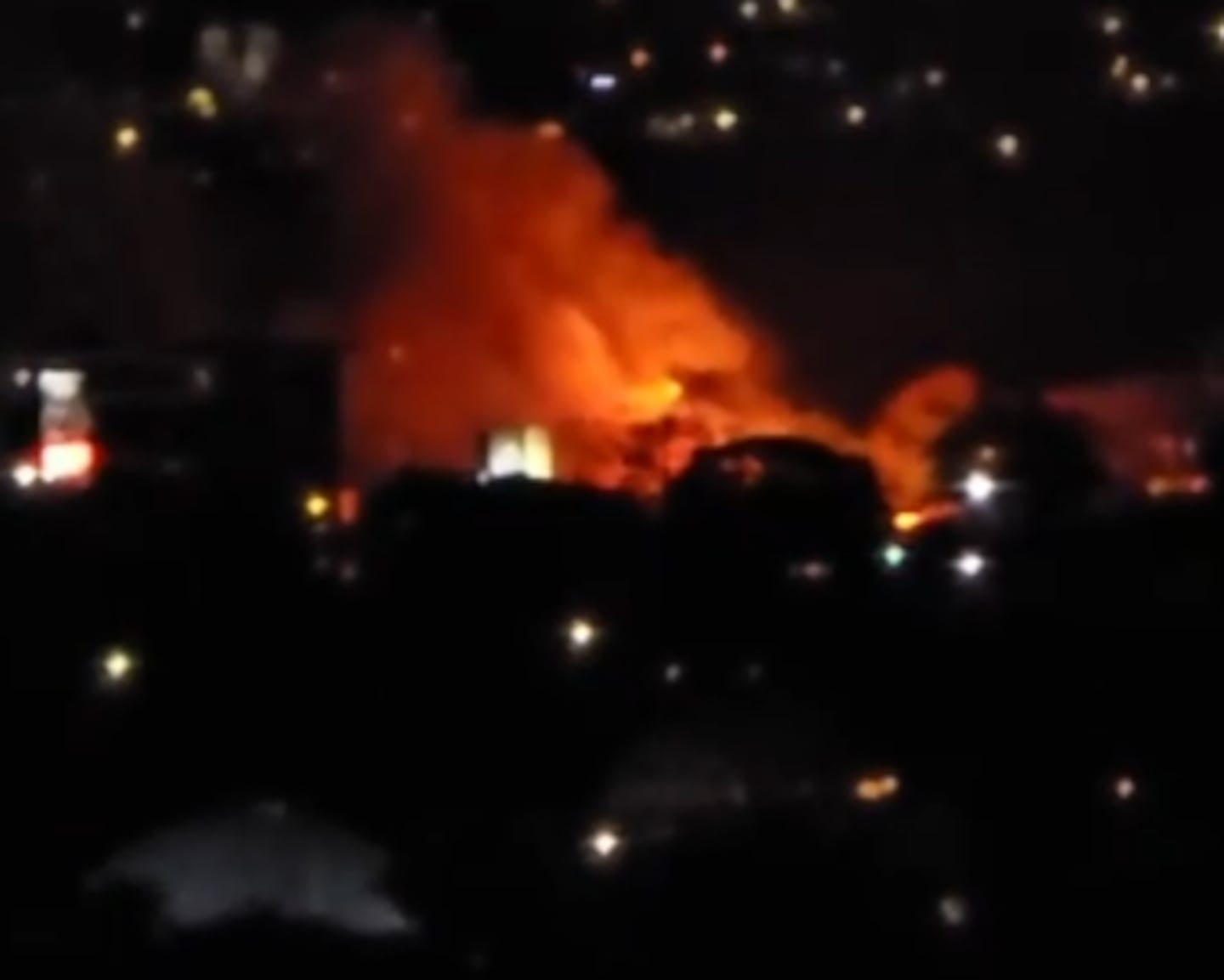 सांता आना कंपनीत गॅस गळतीमुळे लागलेली मोठी आग अग्निशमन दल आणि रुग्णवाहिका एकत्र आणत आहे