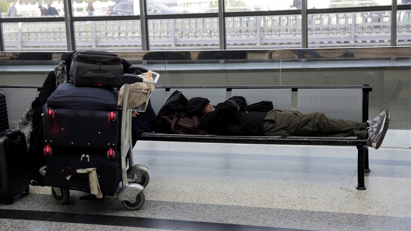 इराण युद्धात अडकलेल्या अमेरिकन लोकांना परतण्यासाठी चार्टर उड्डाणे तयार आहेत, असे परराष्ट्र विभागाचे म्हणणे आहे