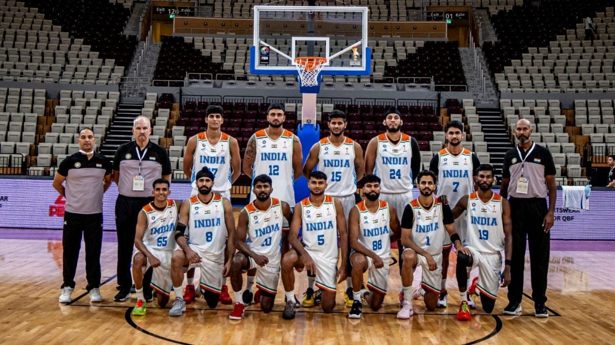 भारतीय पुरुष बास्केटबॉल संघ दोहामध्ये अडकला; FIBA ने प्रादेशिक तणावादरम्यान पात्रता सामने पुढे ढकलले इतर क्रीडा बातम्या