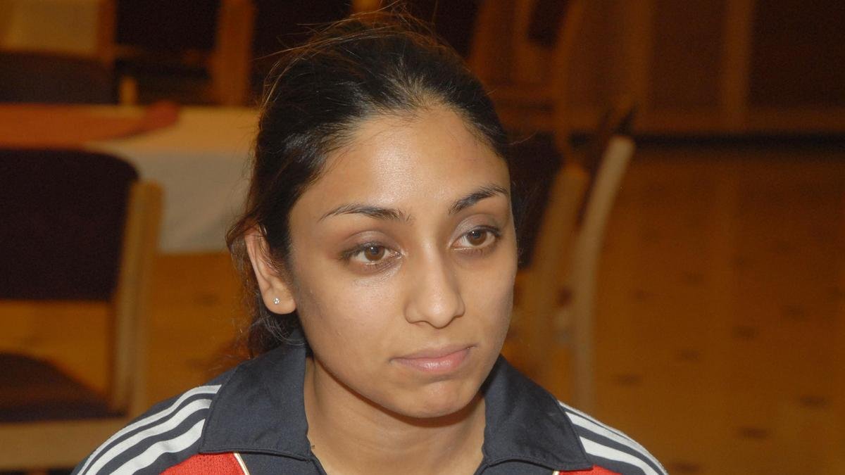 इंग्लंडची माजी महिला क्रिकेटपटू इसा गुह हिला MBE ने सन्मानित करण्यात आले आहे