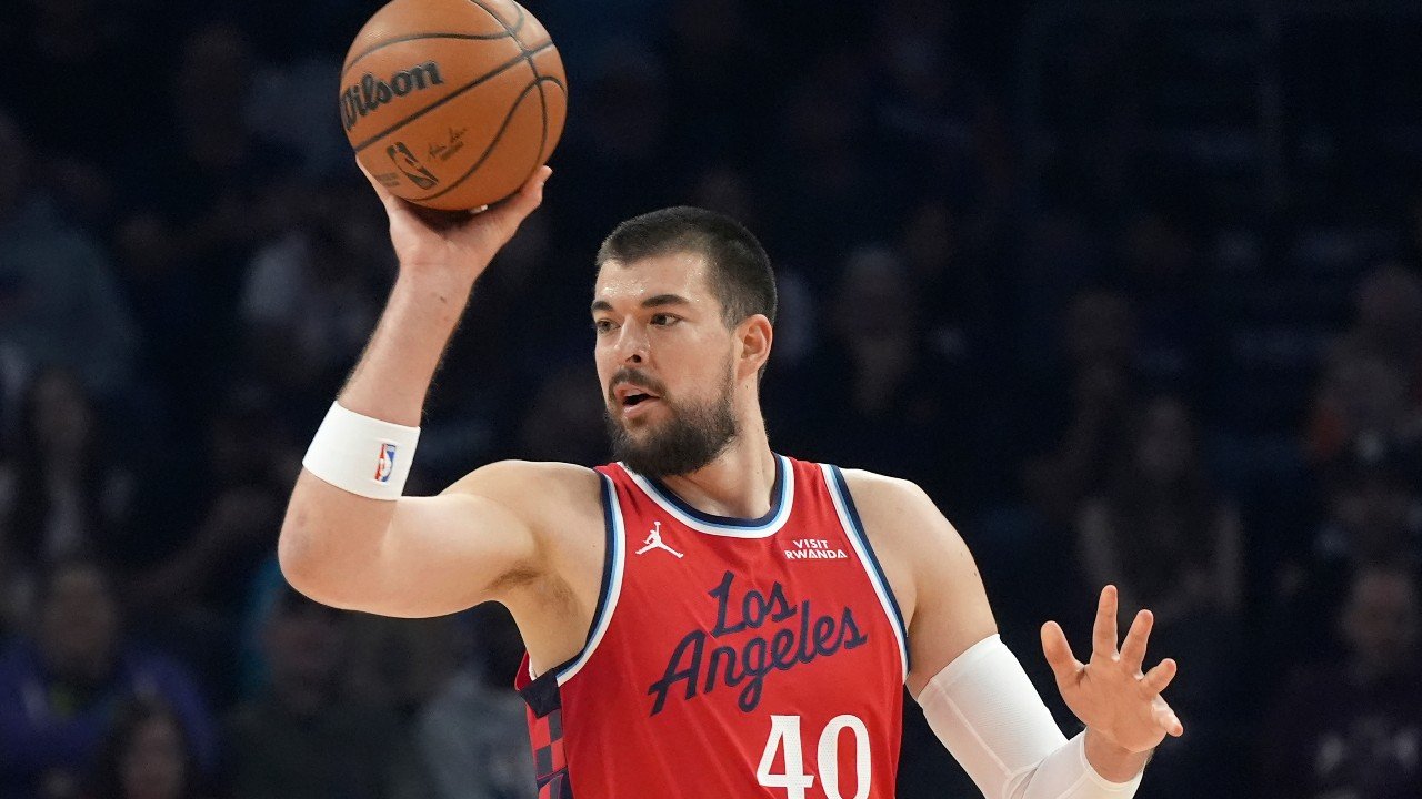 अहवाल: क्लिपर्स खेळाडू इविका झुबॅकला घोट्याच्या दुखापतीमुळे तीन आठवड्यांसाठी बाजूला केले जाईल