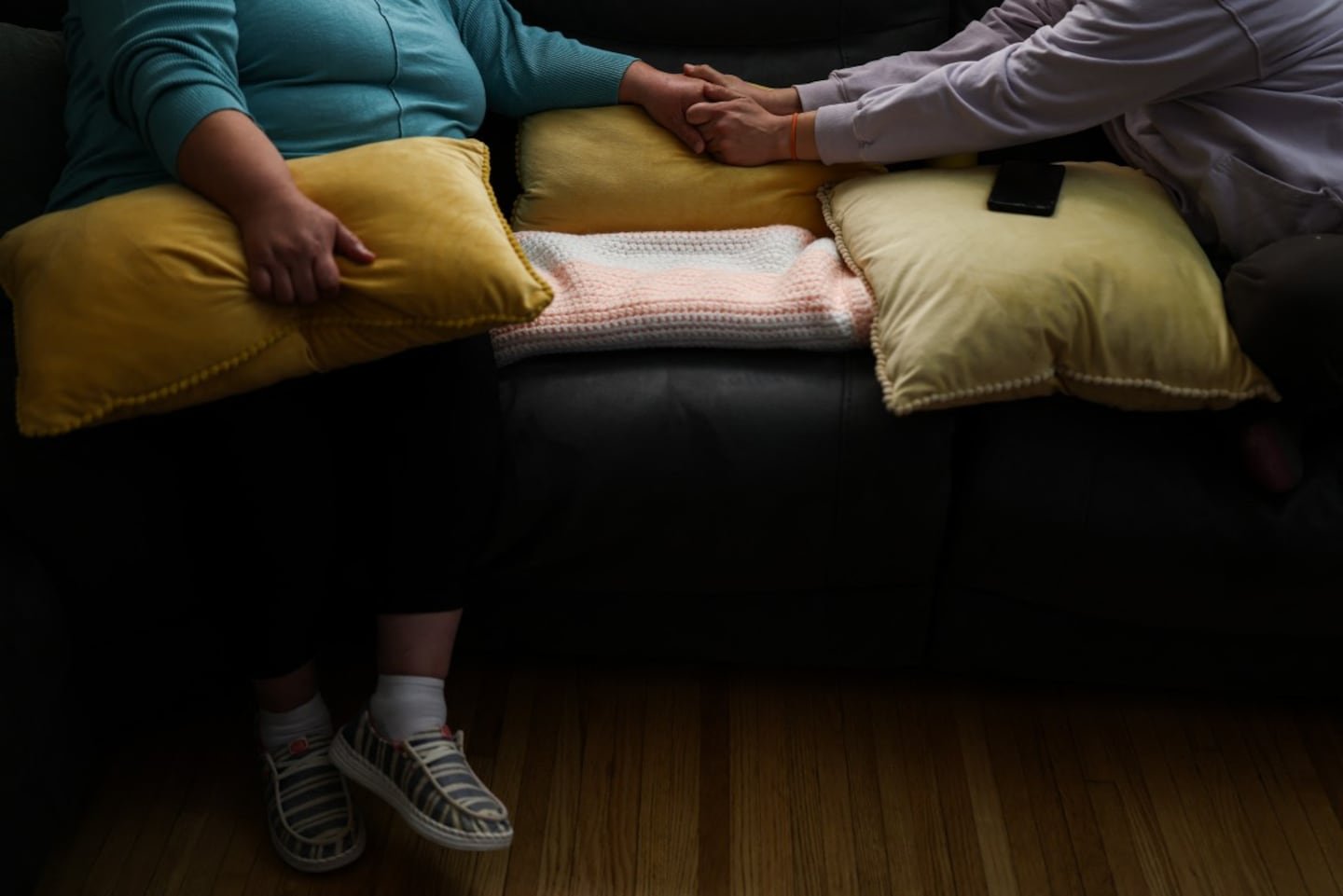 ते कैद्यांसारखे जगतात: ट्रम्पच्या भीतीने धातूने त्याचे दरवाजे मजबूत करणारे लॅटिनो कुटुंबाचे नाटक