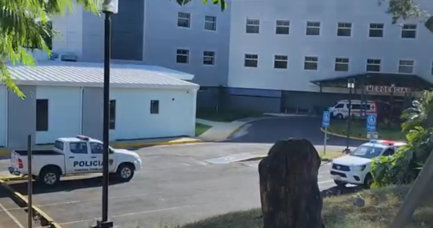 सॅन राफेल डी अलाजुएला हॉस्पिटलच्या बाहेर गोळ्या झाडलेल्या व्यक्तीचा मृत्यू झाला
