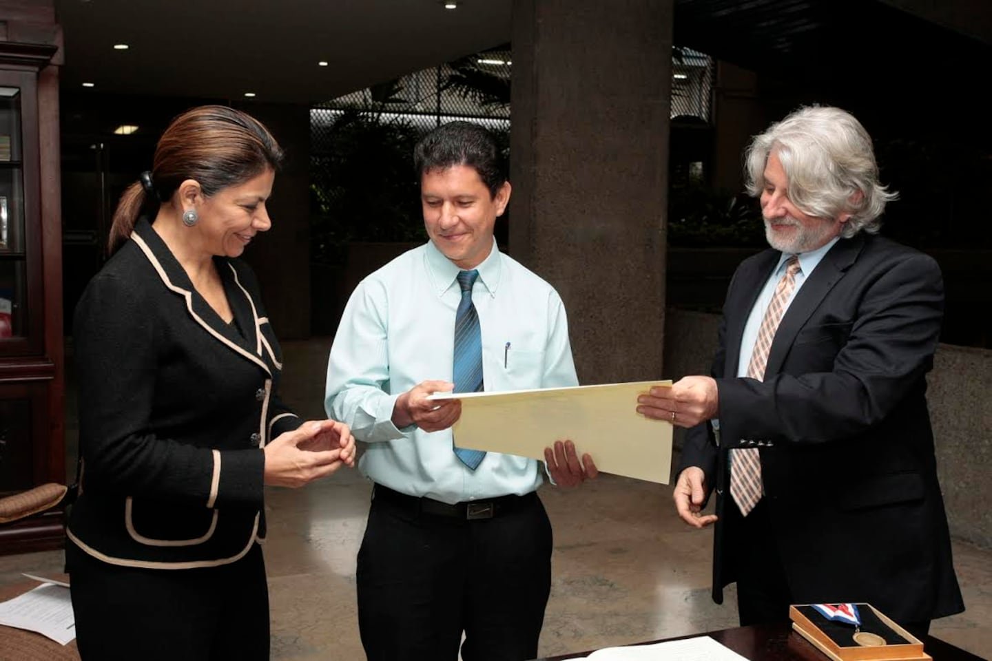 पुरस्कार विजेत्या प्राध्यापकाचा भीषण मृत्यू झाला आणि मारेकऱ्याच्या शिक्षेची माहिती दिली