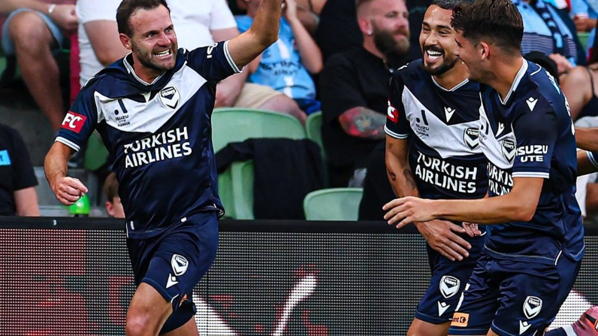 अमर जुआन माताने मेलबर्न डर्बीमध्ये लांब पल्ल्यातून अचूक गोल केला | पहा | फुटबॉल बातम्या