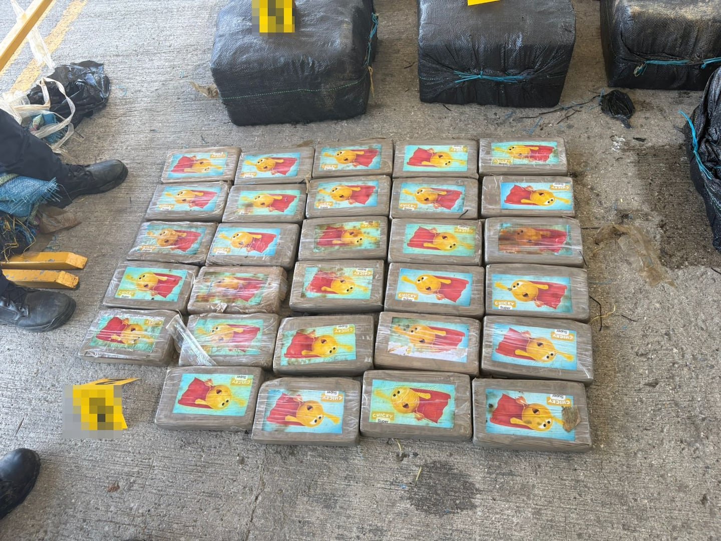 पॅसिफिकमध्ये अंमली पदार्थांच्या तस्करीच्या विरोधात धडक: 1,873 किलो कोकेन जप्त आणि तीन कोलंबियन लोकांना अटक