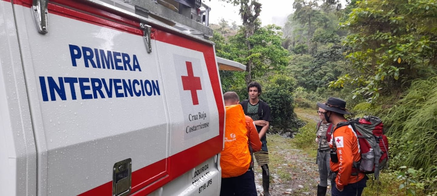 गाटा फॉल्समध्ये आणीबाणी: एक माणूस चार तास बचावासाठी थांबला, इतर तीन बेपत्ता