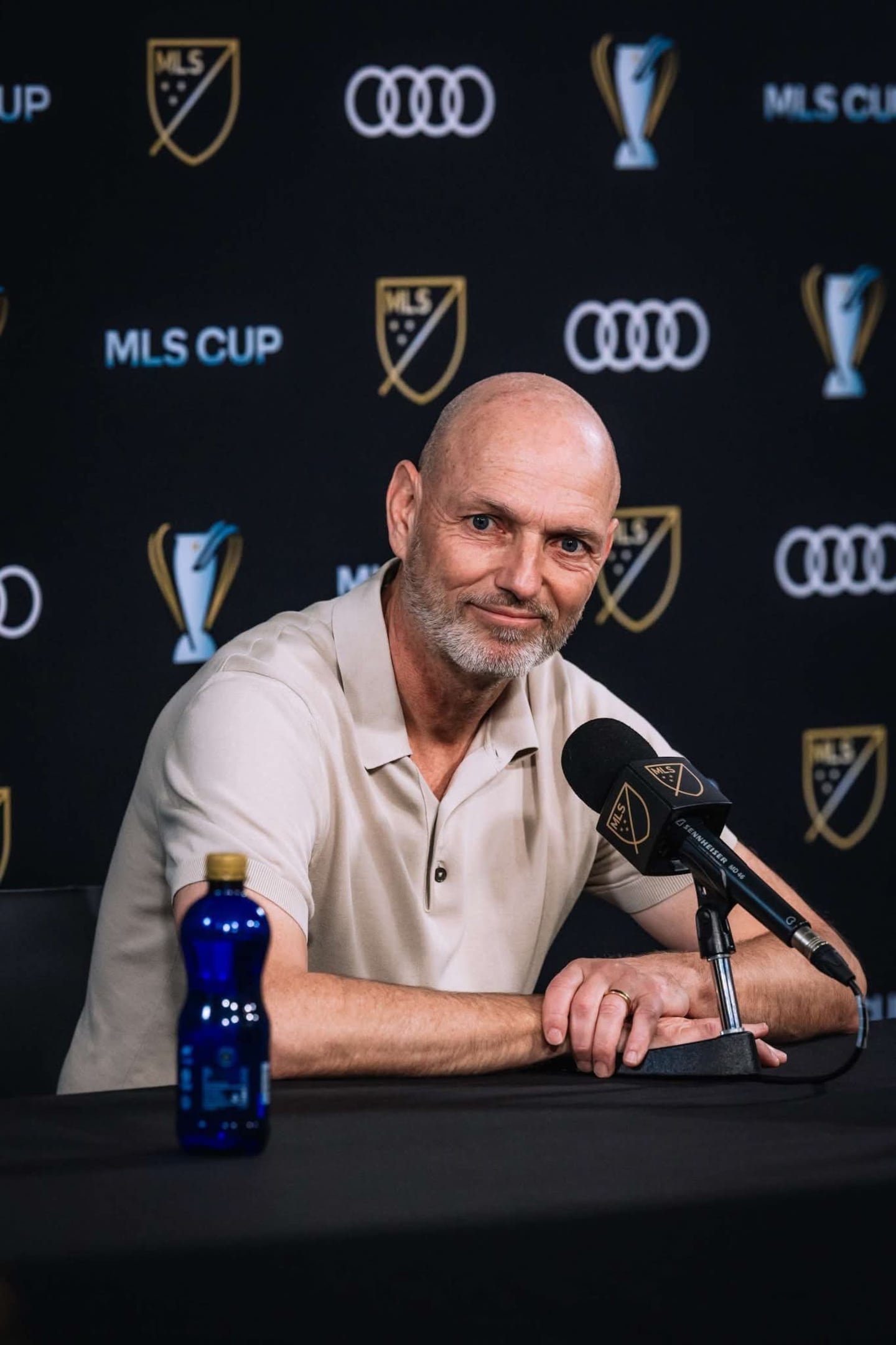 व्हँकुव्हरचे प्रशिक्षक जेस्पर सोरेनसेन यांच्या सौजन्याने, ज्यांनी कार्थागिन्सच्या पदार्पणासाठी वार्मअप केले