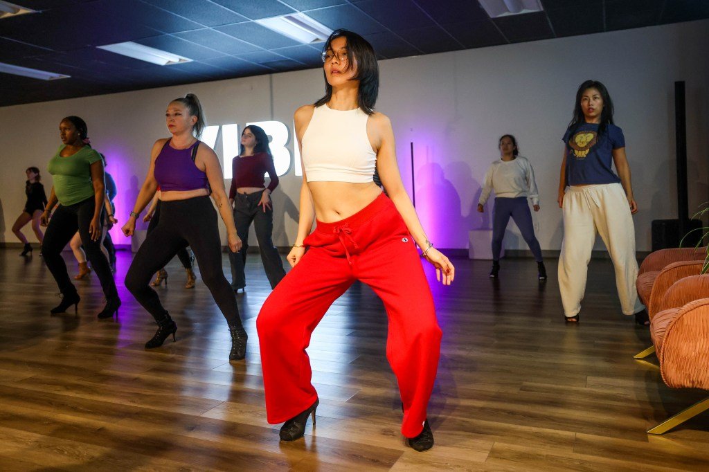 मार्टिनेझमधील महिलांमध्ये उंच टाचांमध्ये नृत्य करणे लोकप्रिय होत आहे