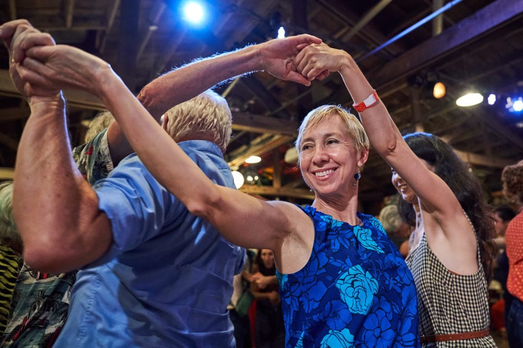 बे एरियामध्ये स्क्वेअर नृत्य हा एक लोकप्रिय क्षण आहे