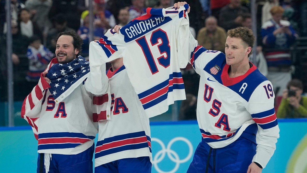 मॅथ्यू त्काचुक आणि ऑस्टन मॅथ्यू यांनी पक समारंभपूर्वक ड्रॉप करून सुवर्णपदक साजरा केला