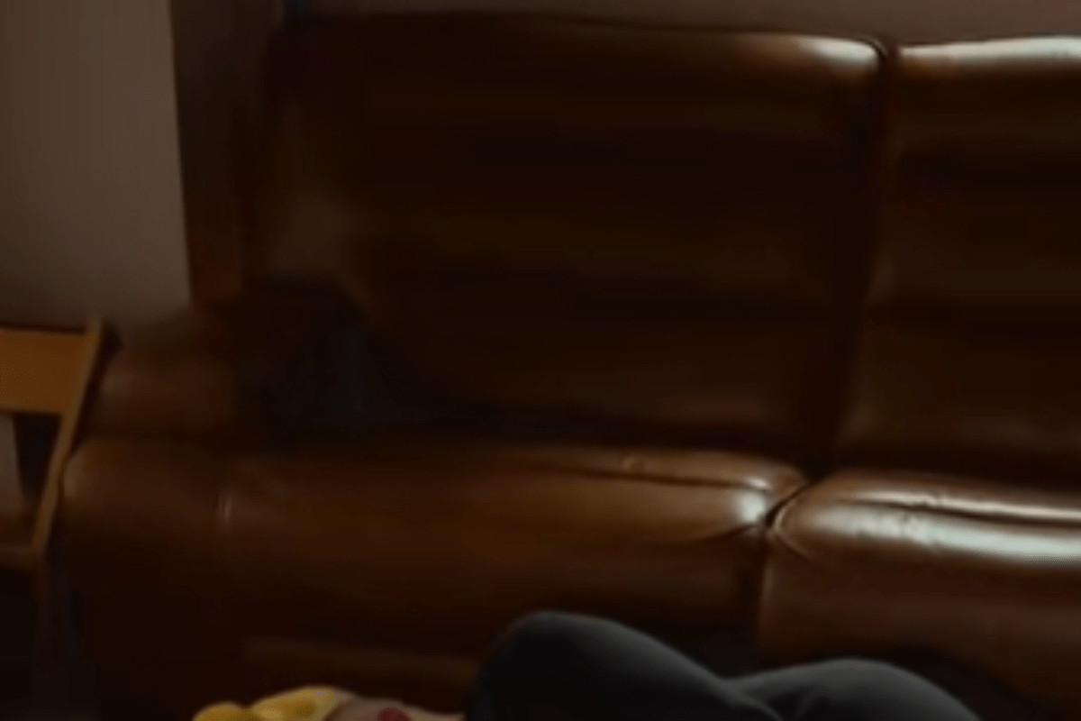 आई पतीशिवाय उठते, तिला खाली जे सापडते त्याचा सामना करू शकत नाही