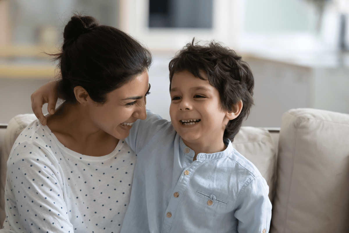 आईने मुलाकडे ‘दोन मॉम्स’ असल्याचे ऐकले – वर्गमित्राचे उत्तर तिला थक्क करते