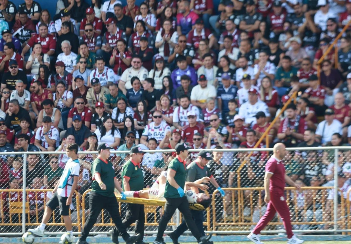 ग्वाडालुपे त्याच्या क्षेत्रावरील टीका आणि सेबॅस्टियन अकुनाच्या दुखापतीच्या आरोपांपासून दूर गेला आहे.