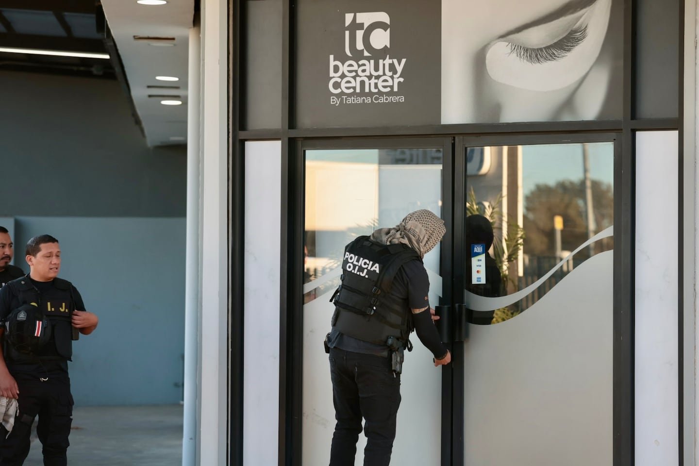 कोर्टाने असे उपाय सुचवले ज्यामुळे मनी लाँड्रिंगची चौकशी करण्यात येत असलेल्या माजी मॉडेलची परिस्थिती वाढली