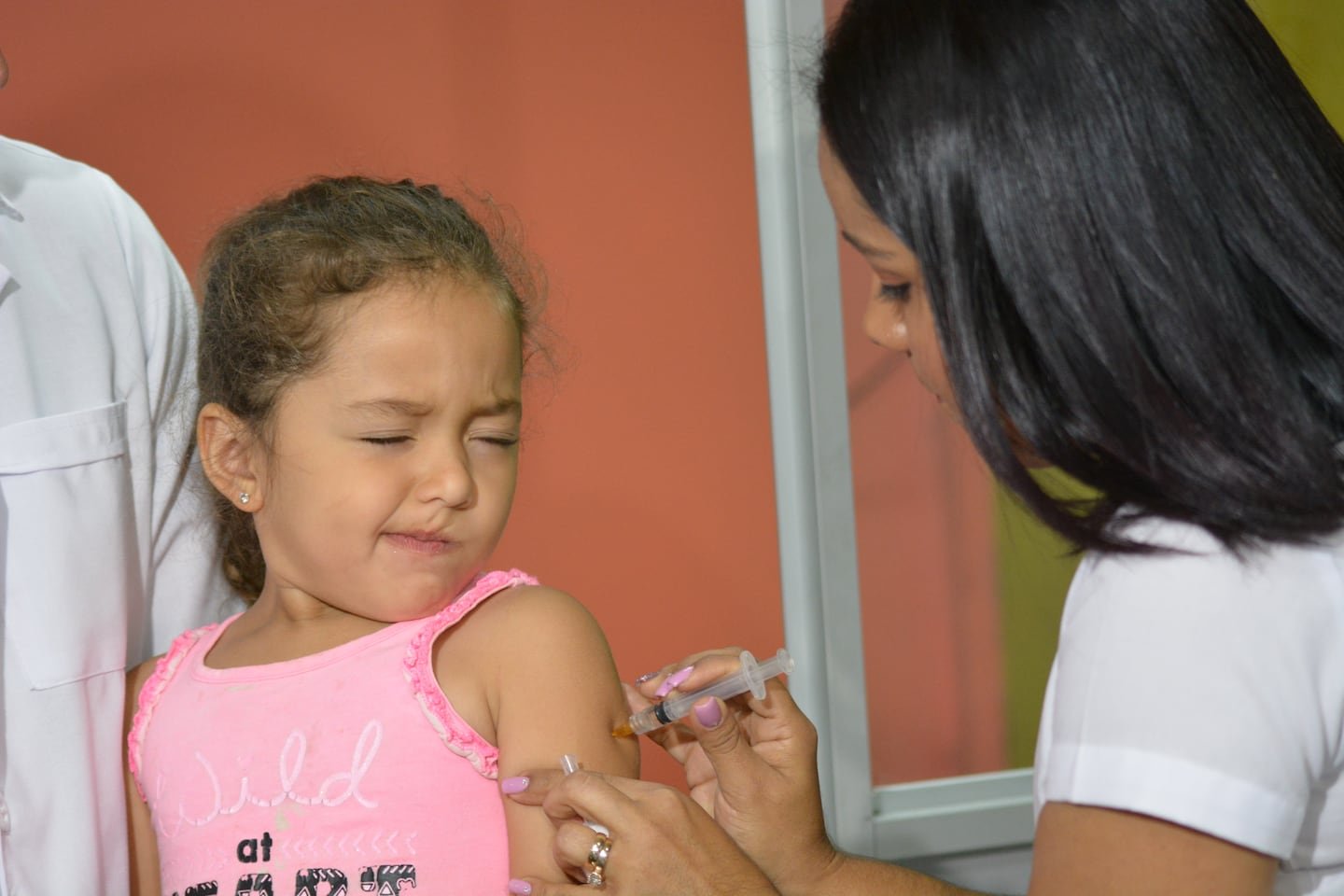 तुमच्याकडे अद्ययावत लसीकरण कार्ड नसेल किंवा तुमच्याकडे कोणते हे माहीत नसेल, तर तुम्ही तातडीने एखाद्या धोकादायक आजाराविरुद्ध इंजेक्शन घ्या.