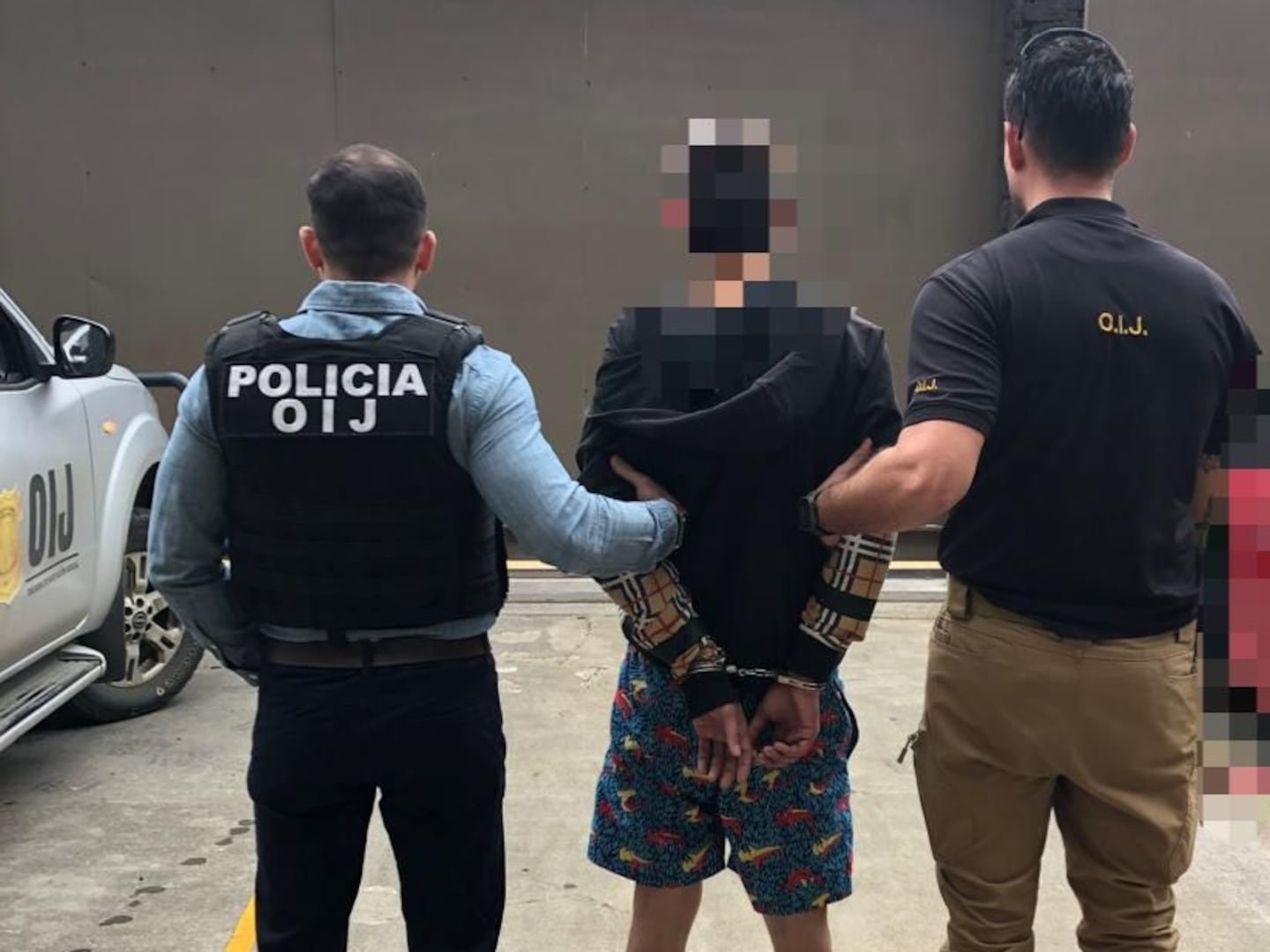 हा तरुण एका प्रक्रियेसाठी न्यायालयात आला होता आणि देशाला हादरवून सोडणाऱ्या एका प्रकरणासाठी त्याला अटक करण्यात आली होती: हा मुलगा पीडितांपैकी एक होता