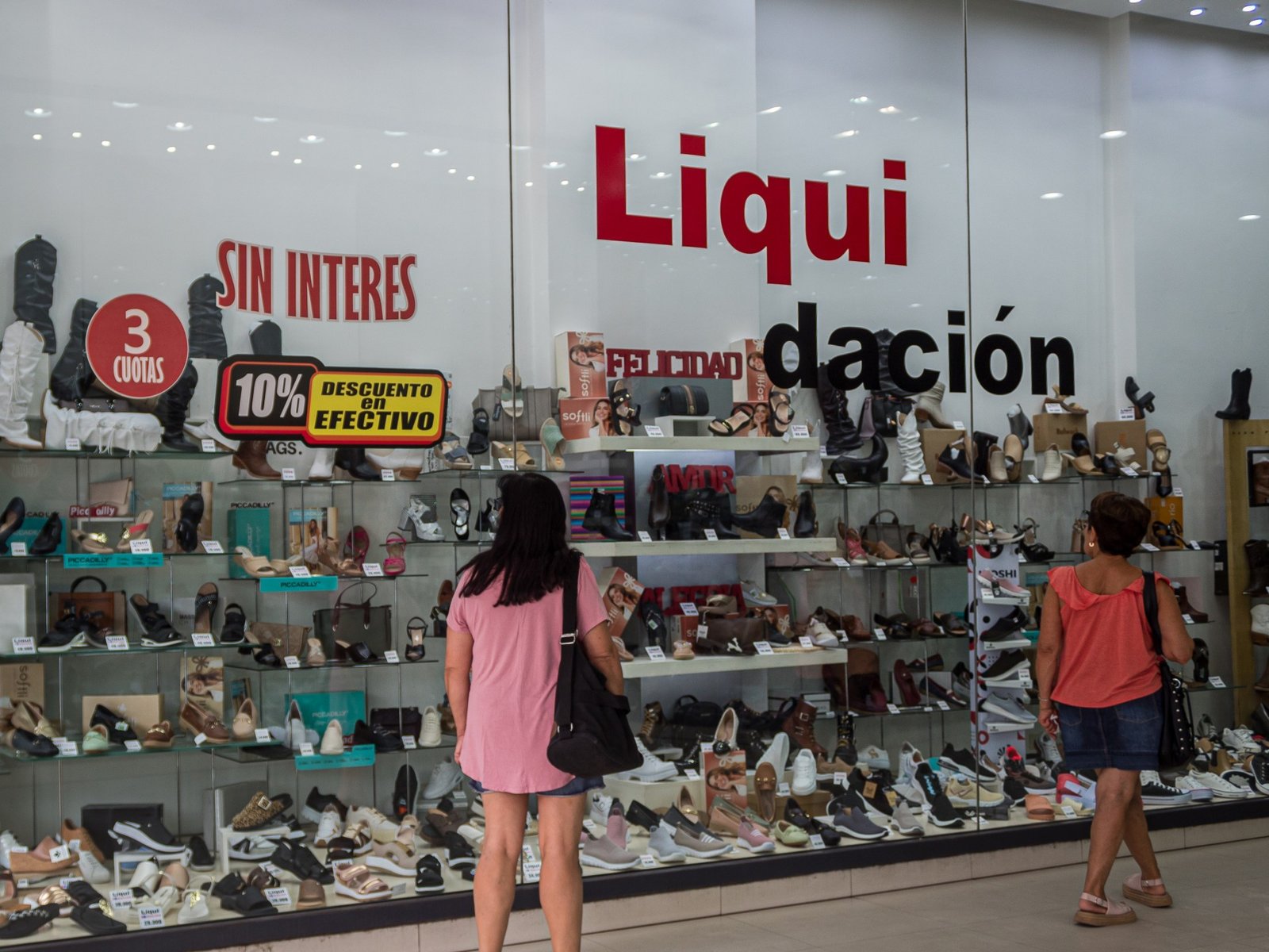 स्थानिक लोक अर्जेंटिना लोनमध्ये अन्न खरेदी करण्यासाठी कर्ज घेत आहेत