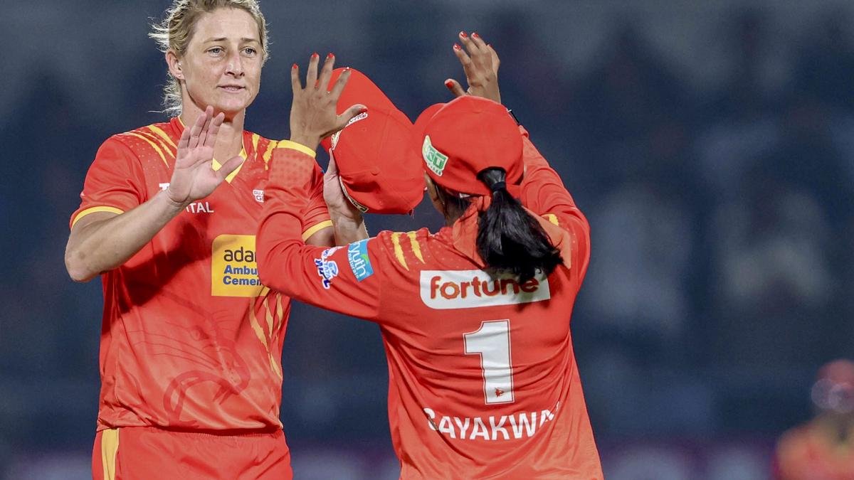 WPL 2026: शेवटच्या चेंडूच्या थ्रिलरमध्ये प्लेऑफच्या संधी वाढवण्यासाठी GG डिव्हाईनने पुन्हा DC चा पराभव केला