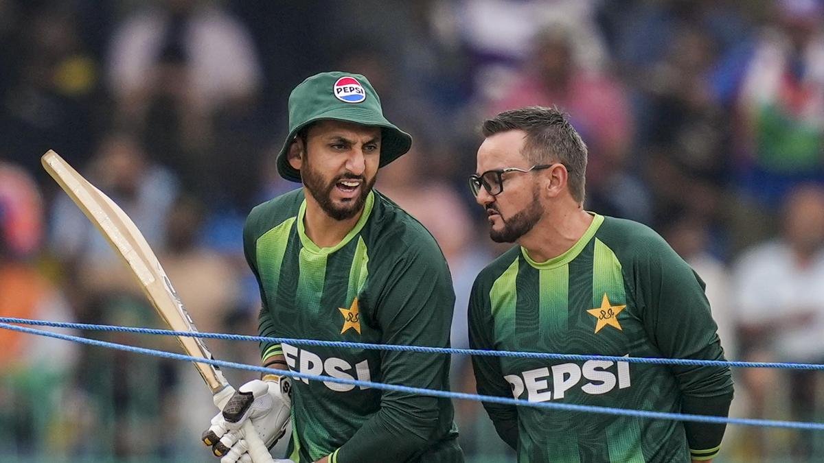 बांगलादेश मालिकेत वरिष्ठांना सोडले नाही, तरुणांना कसोटीची संधी हवी: पाकिस्तानचे प्रशिक्षक हेसन