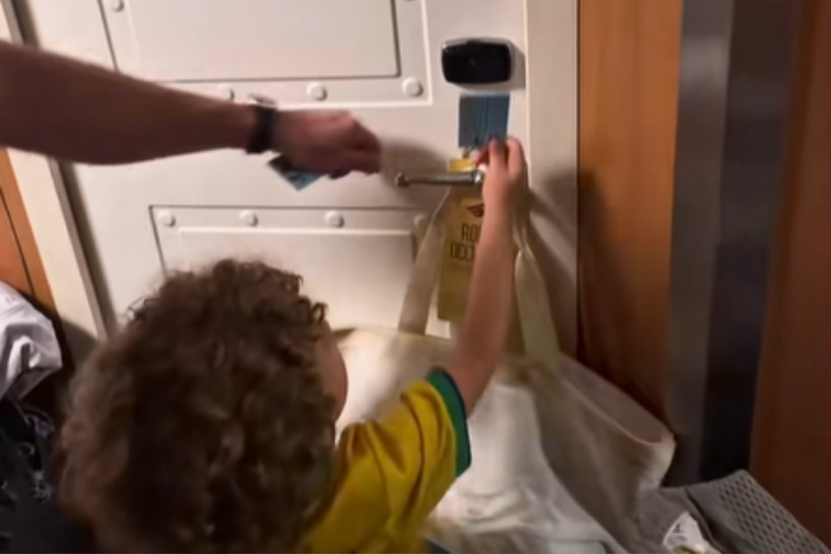 मुलांना डिस्ने क्रूझ रूम दाखवण्यासाठी पालक उत्साहित आहेत, गोष्टी नियोजित केल्याप्रमाणे होत नाहीत