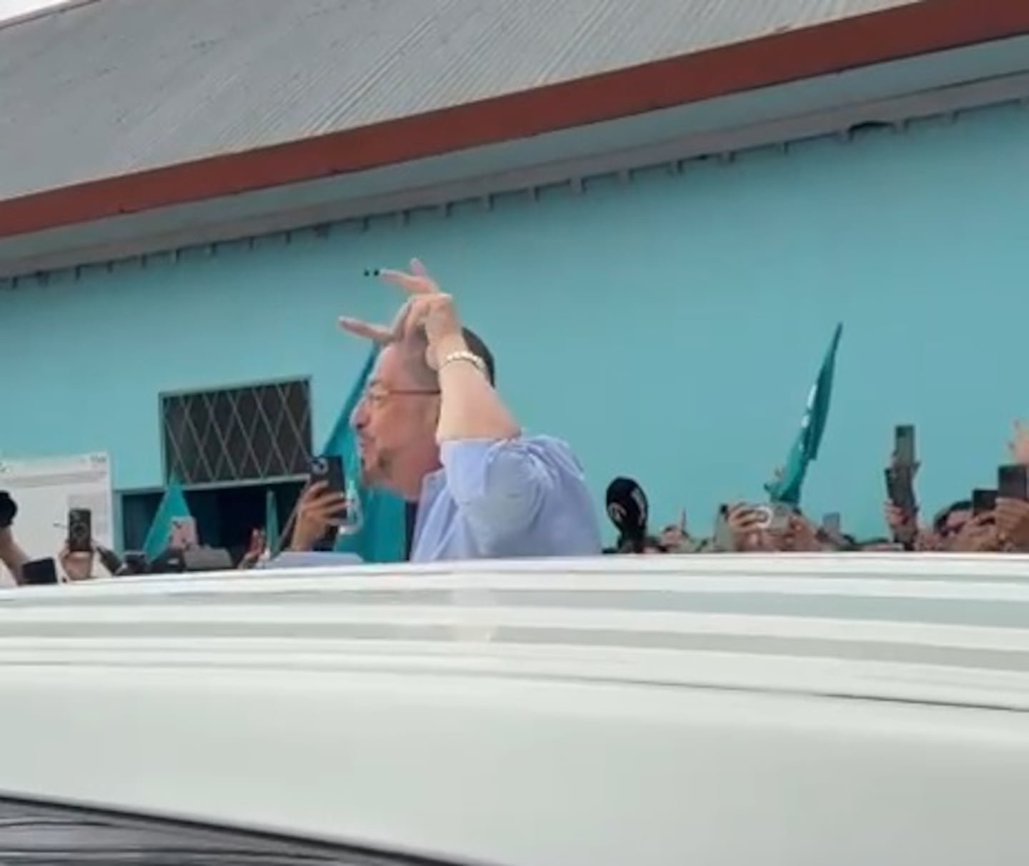 व्हिडिओ: “आउट, आऊट”, पिलर सिस्नेरोसने मतदान केलेल्या शाळेत रॉड्रिगो चावेसचे आगमन झाल्यानंतर मतदारांनी अशा प्रकारे स्वागत केले