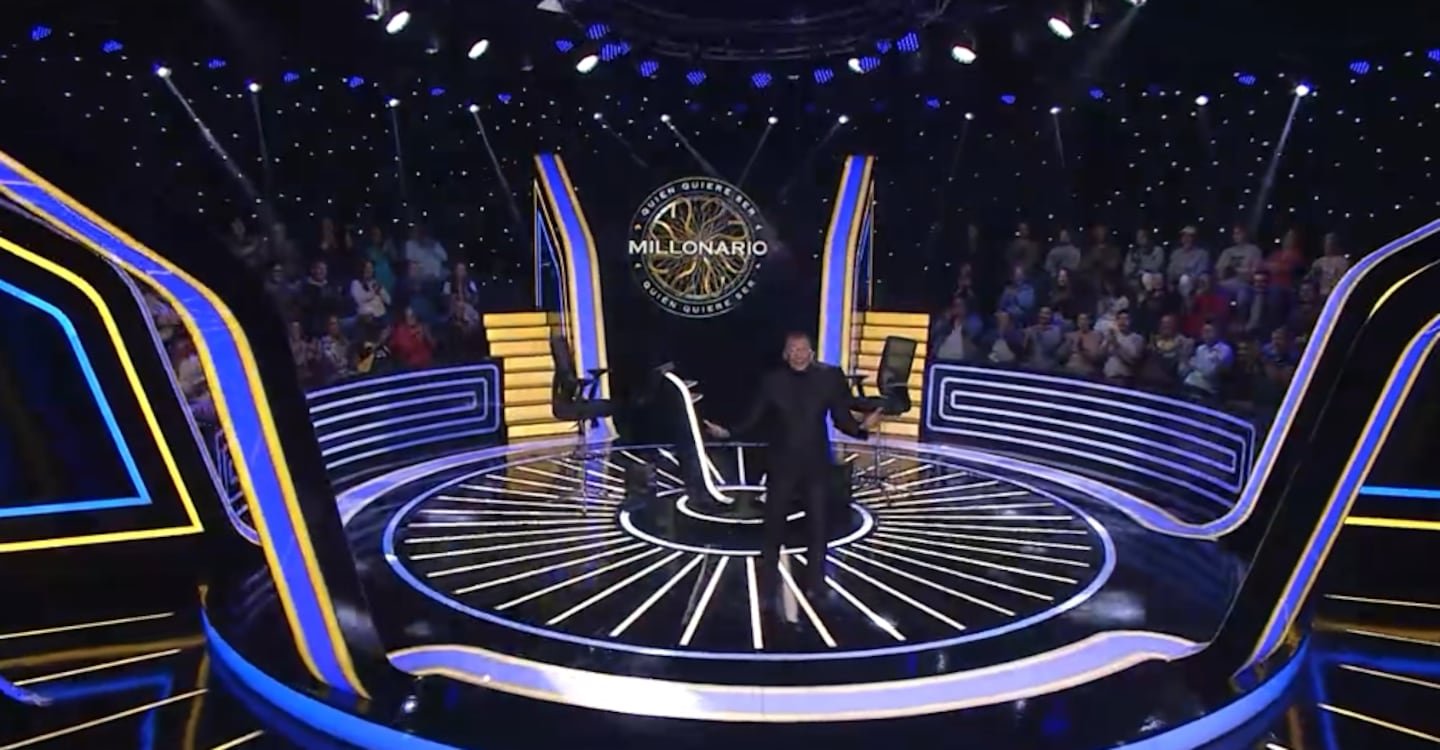 एडगर सिल्वाने हू वॉन्ट्स टू बी अ मिलियनेअरचे होस्ट म्हणून पदार्पण केले. हा त्याचा पहिला शब्द होता