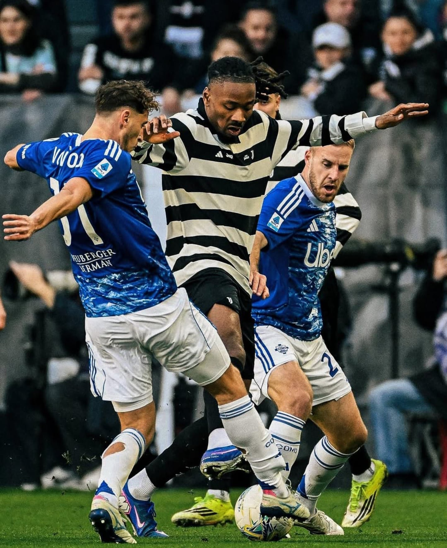 उत्कृष्ट जुव्हेंटस किट ज्यामध्ये प्रत्येकजण बोलत आहे