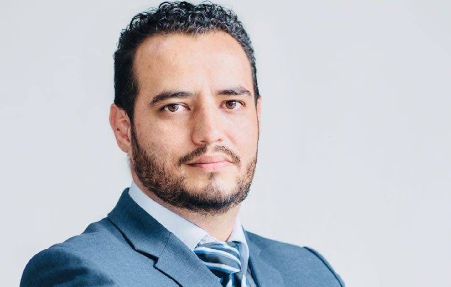 Repretel पत्रकार प्रसिद्ध Netflix अभिनेत्याकडून तळलेले चिकन विकत घेतो