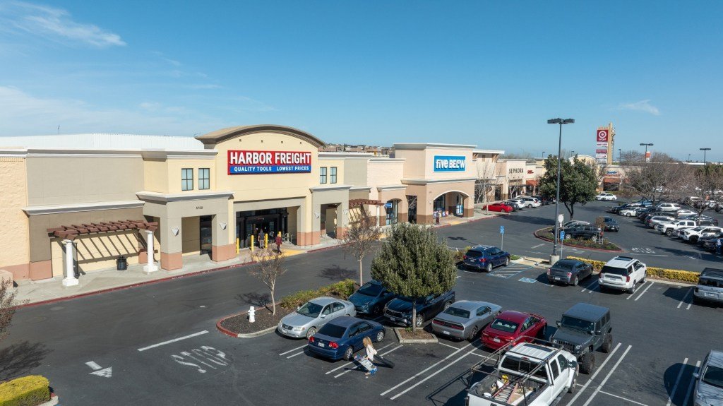 ईस्ट बे शॉपिंग लँड फ्लोरिडा खरेदीदार रिटेलसाठी आशावादी चिन्ह खरेदी करतात