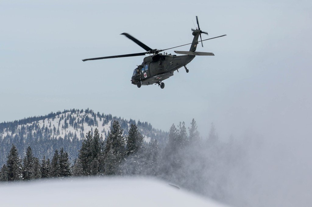 8 स्कायरने पुनर्प्राप्तीचे प्रयत्न सुरू केल्याने हिमस्खलनाचा धोका कमी झाला आहे