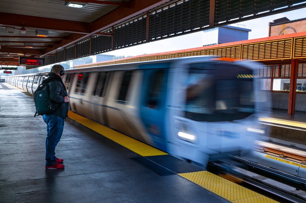 अकार्यक्षम BART ने रोख रक्कम मागण्यापूर्वी सेवा, OT कमी करणे आवश्यक आहे