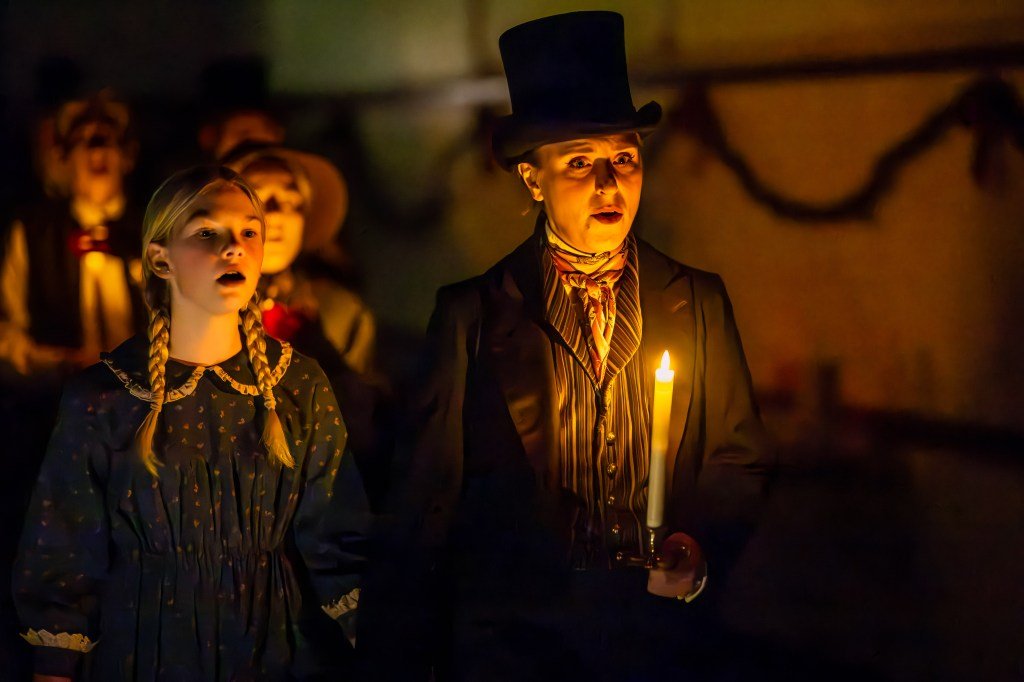 सांताक्रूझ शेक्सपियरच्या ‘अ ख्रिसमस कॅरोल’चे पुनरागमन वास्तविक कॅरोल्सवर जोर देते