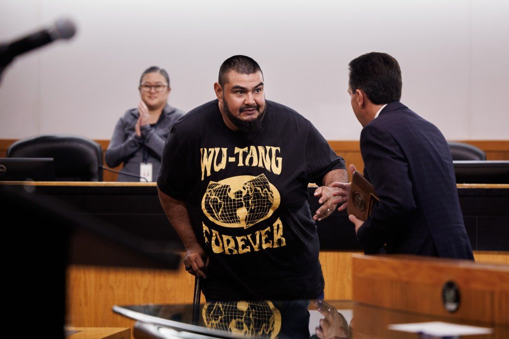 सॅन जोस कौन्सिलच्या माजी सदस्याने लैंगिक शोषण उघड केल्याबद्दल सन्मानित व्यक्ती