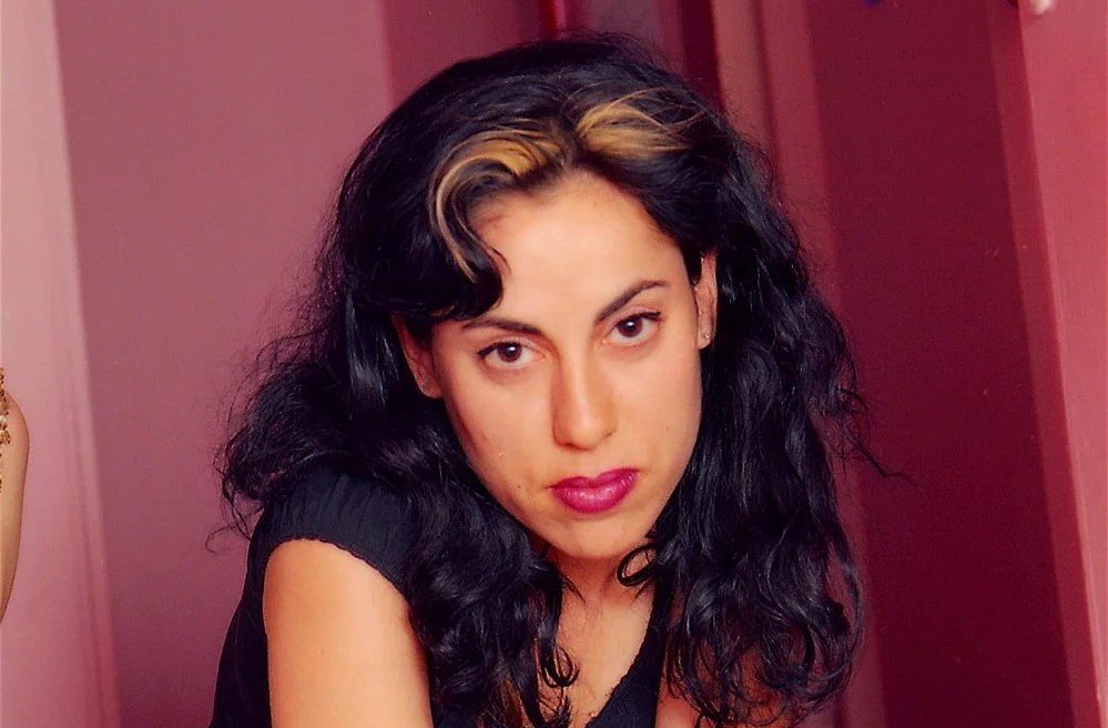 अत्यंत अष्टपैलू गायिका करीना डेनी सॅन जोसमधील जॅझमध्ये तिचा बँड आणते