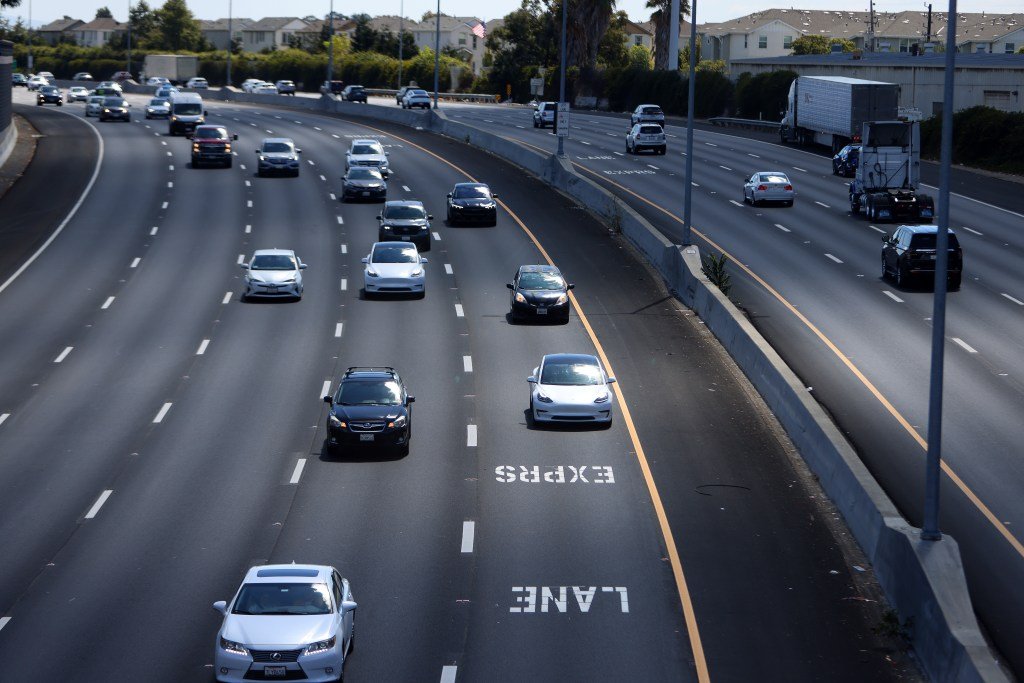 हेवर्ड माणसावर पोलिस कर्मचाऱ्याचे अपहरण केल्याचा आरोप