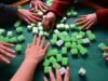 बांधलेल्या टाइल्स: Mahjong पिढ्या एकत्र कसे आणते