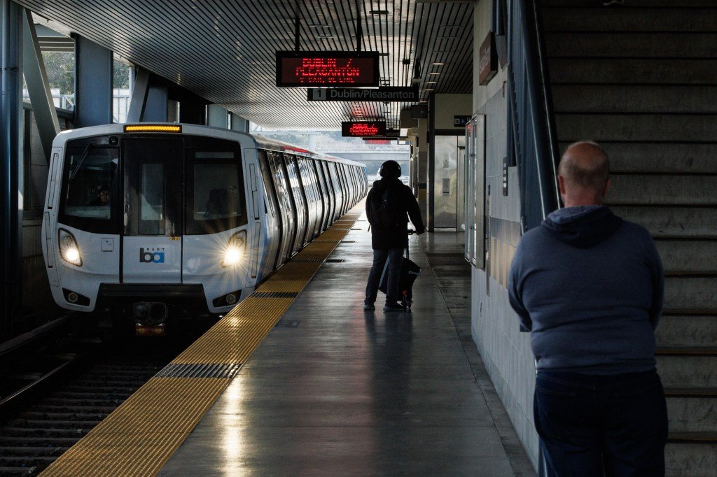 दळणवळणाच्या समस्यांमुळे ट्रान्सबे ट्यूबद्वारे BART सेवा बंद करण्यात आली आहे