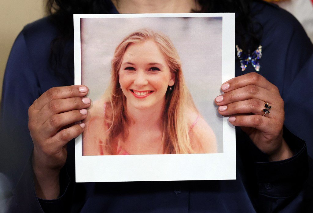 एपस्टाईनवर सर्व गोंधळ, बळी लक्षात ठेवा