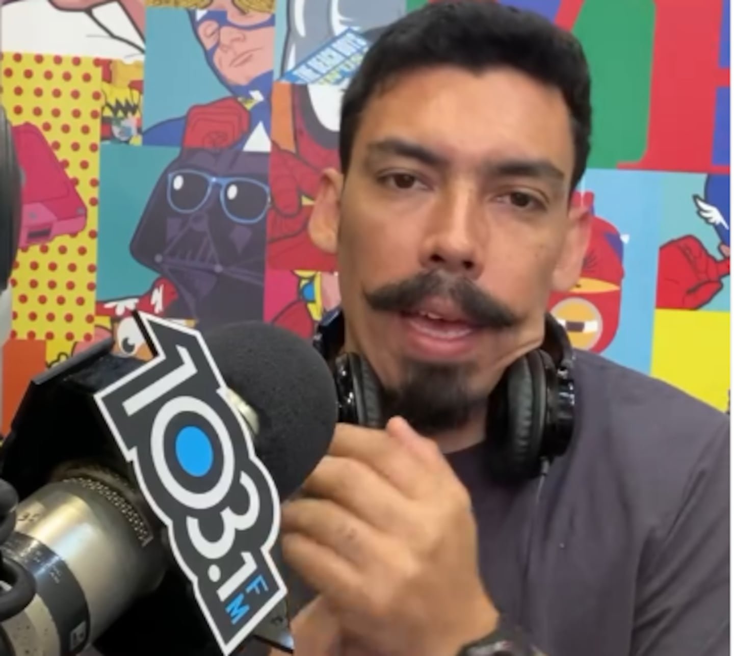 (व्हिडिओ) 103 FM वरून उद्घोषक मारियो डी ला ओ, रागावलेल्या ड्रायव्हरसोबत उत्साहाचा आणि खूप निराशेचा क्षण आहे.