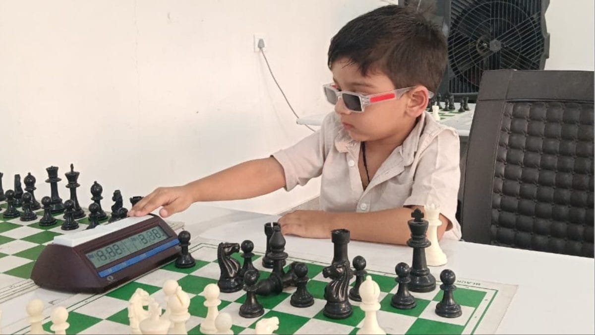 3 वर्षे आणि 7 महिने वयाची, सर्वज्ञ कुशवाहा FIDE रॅपिड रेटिंग मिळवणारी सर्वात तरुण बुद्धिबळपटू ठरली | बुद्धिबळ बातम्या