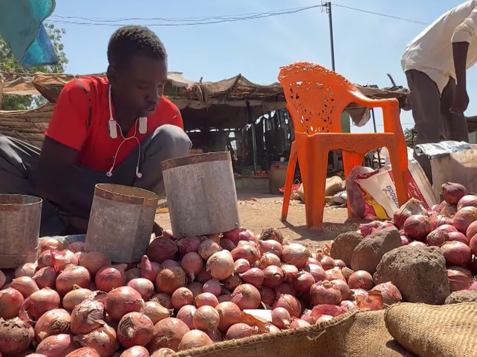 दोन वर्षांच्या वेढा सुदान युद्धाच्या बातम्यांनंतर सुदानी शहर पुन्हा जिवंत झाल्यामुळे ड्रोनचा धोका कायम आहे