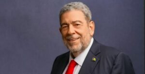 माजी SVG PM, डॉ राल्फ गोन्साल्विस, नुकसान भरपाईच्या लढ्यात सामील झाले आहेत