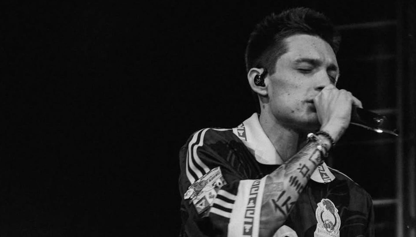 पंख्यासोबतच्या पोझने सोशल नेटवर्क्सवर चिथावणी दिली आणि वाद निर्माण केला