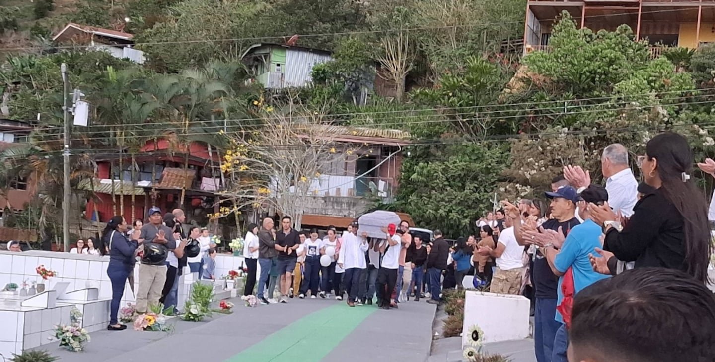 आईच्या वेदना आणि मानवी प्रेमादरम्यान, त्यांनी जॅकोमध्ये बुडलेल्या वडिलांच्या अँड्रेस अरायाचा अशा प्रकारे निरोप घेतला.