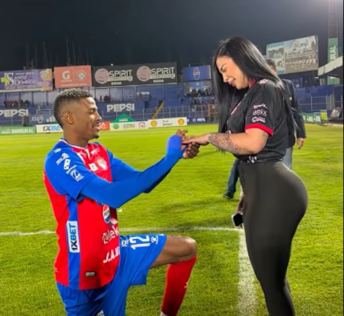 जेलाजू येथील कोस्टा रिकन खेळाडूच्या माजी मैत्रिणीने त्यांची प्रतिबद्धता तोडल्यानंतर एक अतिशय कठीण निर्णय घेतला.